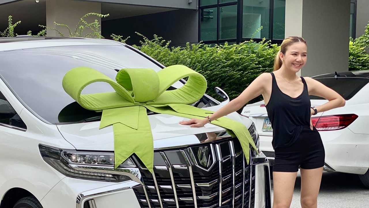 จ๊ะ นงผณี ถอยรถหรูราคาหลายล้าน พร้อมเผยทะเบียนป้ายแดง 