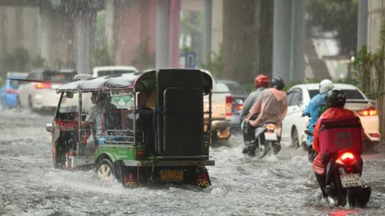 สภาพอากาศวันนี้ ฝนถล่ม 60 จว. "กลาง-ตะวันออก-กทม." อ่วมสุด-เสี่ยงจม