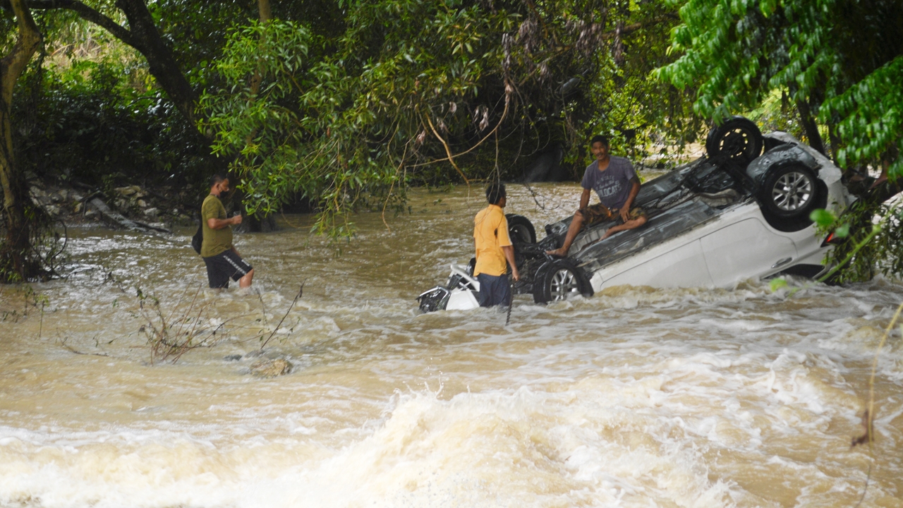 น้ำป่าซัดตกฝาย ตายขังคารถเก๋ง หนุ่มลุยขับฝ่า เจอเชี่ยวกราก หนีทุรนไม่ทัน