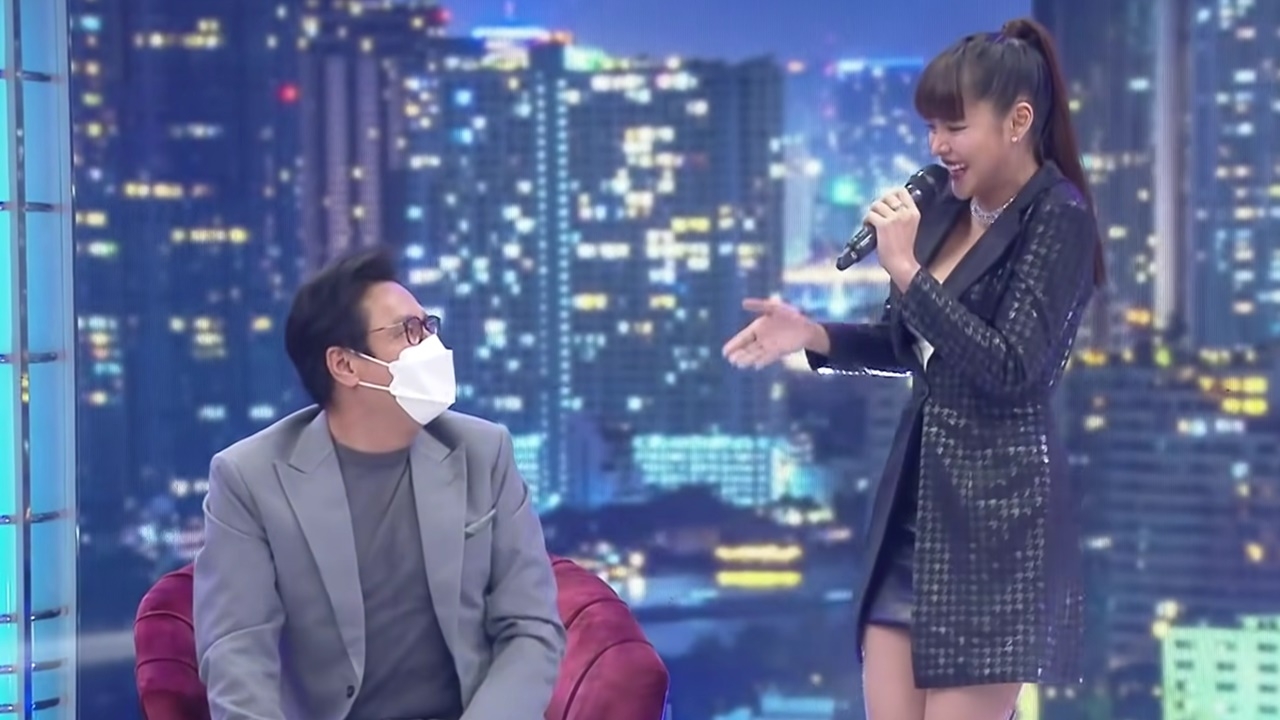 แท่ง ศักดิ์สิทธิ์ ถึงกับเสียอาการ หลังนักร้องสาวโผล่เซอร์ไพรส์ (คลิป)