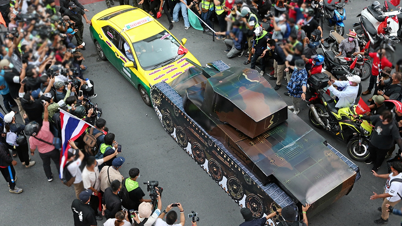 วีรกรรมแท็กซี่ชนรถถัง