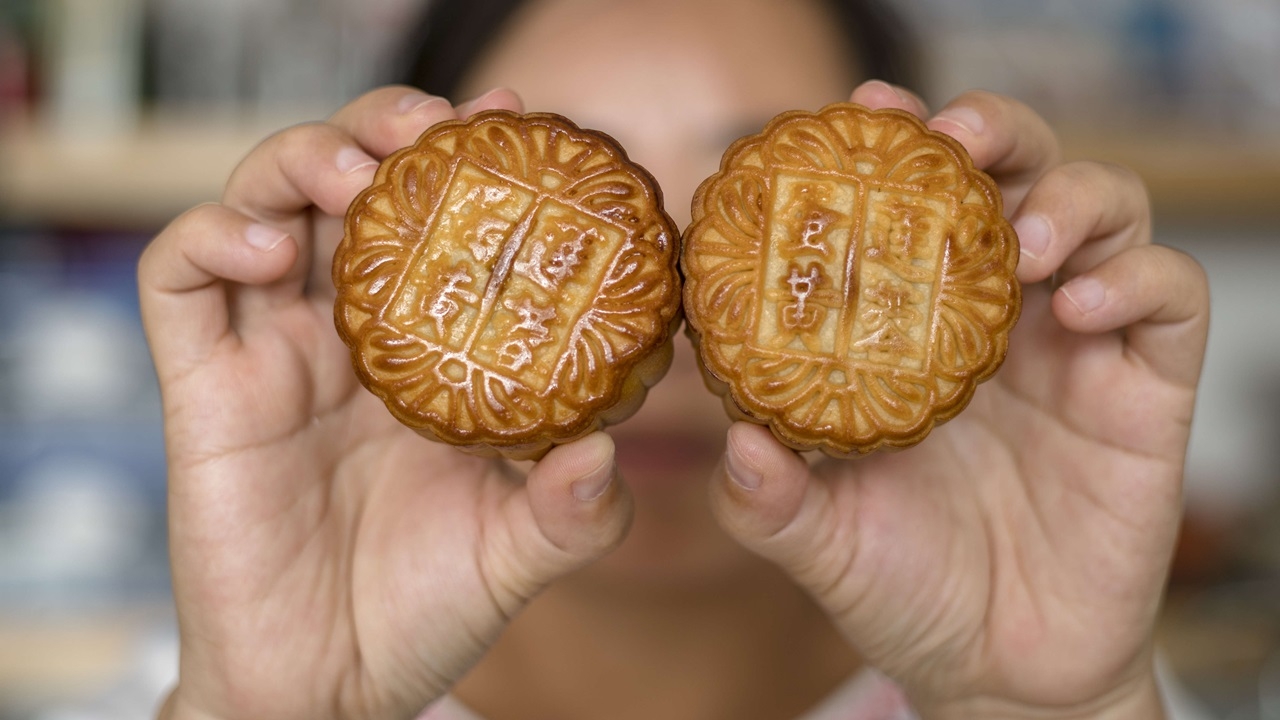 กรมอนามัย เตือน "ขนมไหว้พระจันทร์" เสี่ยงอ้วน ไม่ควรกินทั้งชิ้นในวันเดียว