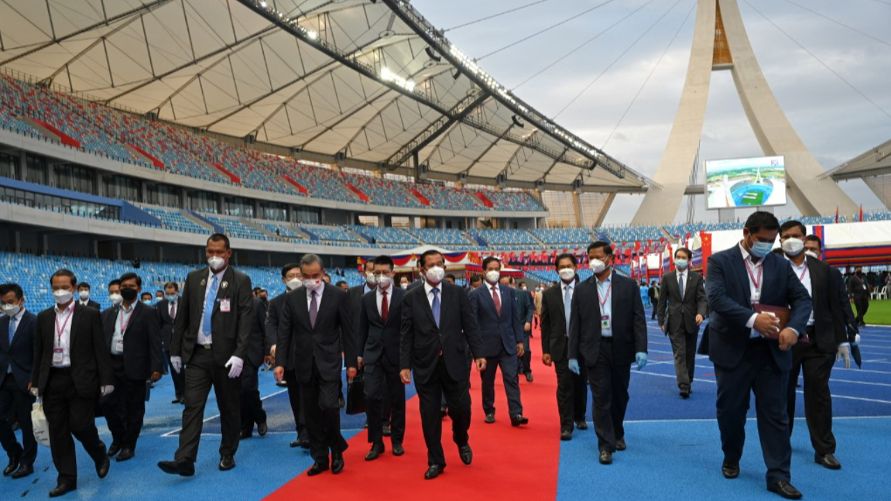 "ฮุน เซน" รับมอบสนามกีฬาจากจีน เผยเตรียมรับเงินช่วยเหลือก้อนใหม่ 8,900 ล้านบาท