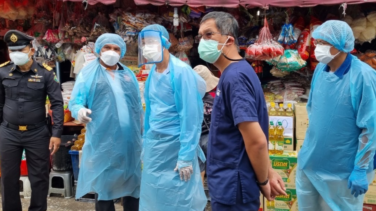 นายกฯ มอบ ปลัด สปน.ให้กำลังใจ "แพทย์อาสา-จนท." ตรวจเชิงรุก "ตลาดคลองเตย"