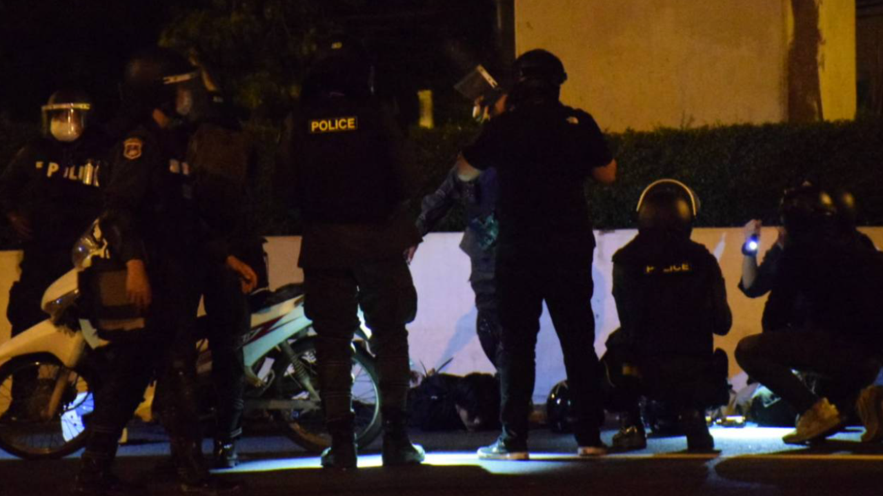 ตร.ถอนกำลังกลับที่ตั้ง หลังเคลียร์แยกมิตรไมตรี ม็อบยังปักหลักดินแดง