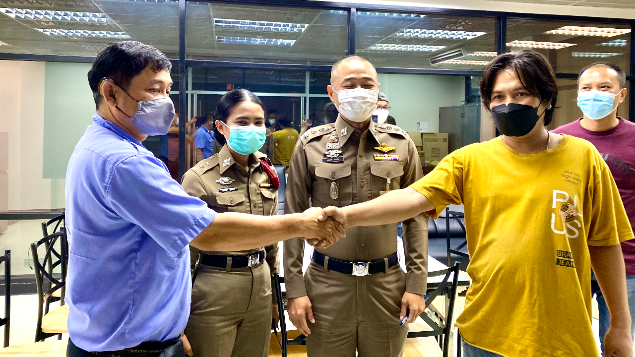 ตร.เรียก "แท็กซี่-สองแถว" เคลียร์ศึกหัวร้อน สุดท้ายจบดี "จับมือขอโทษ"