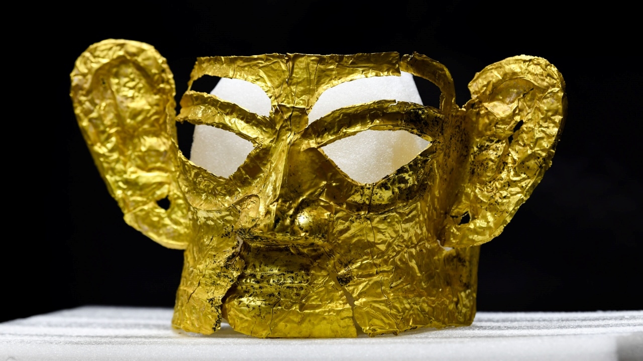 ฮือฮา จีนขุดพบหน้ากากทองคำ อายุเก่าแก่กว่า 3 พันปี ในหลุมบูชายัญ