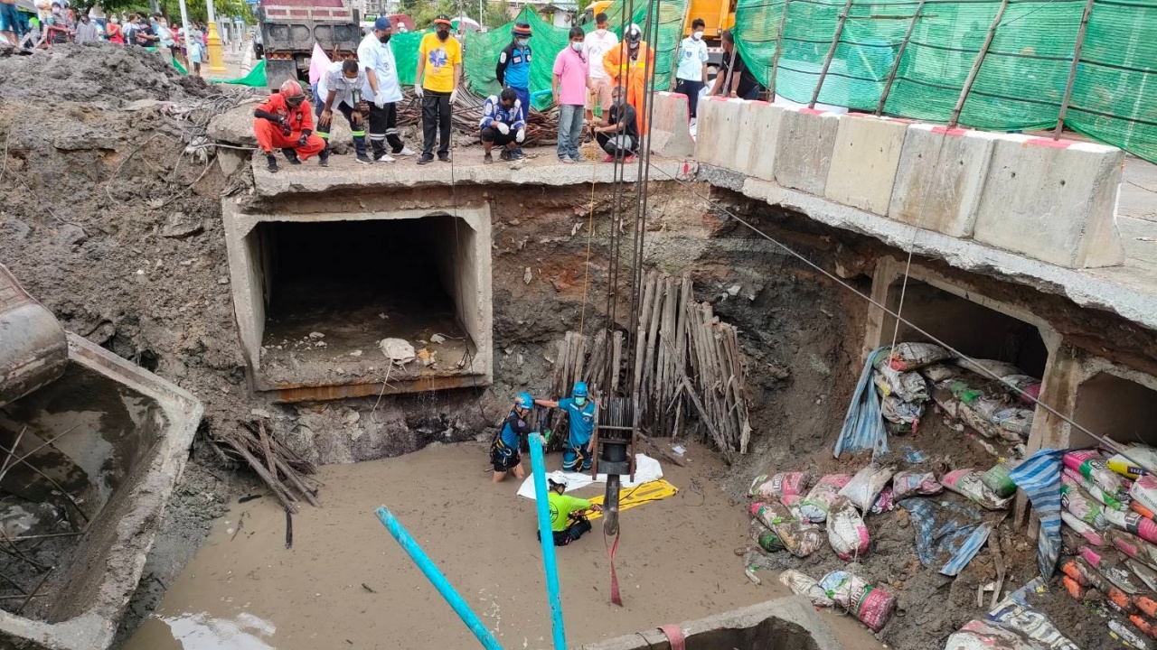นาทีตาย ท่อซีเมนต์ขนาดใหญ่ทรุดตัว หล่นทับคนงานวางระบบน้ำดับสยอง