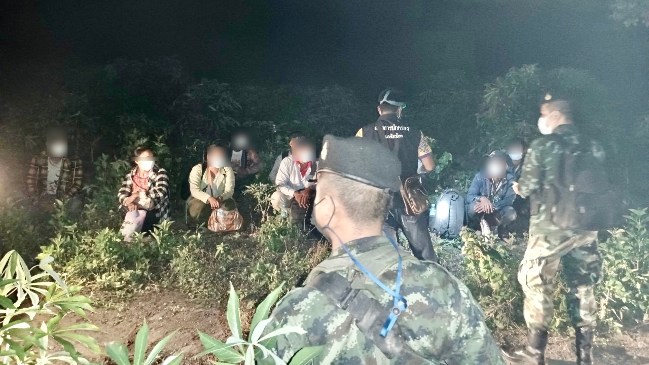 จับ 11 แรงงานพม่า หลบซ่อนในป่า เสียค่าหัวคนละ 2 หมื่น จะไปทำงานนนทบุรี