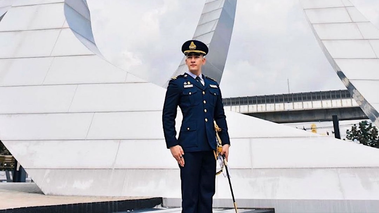 สิงโต เดอะสตาร์ เข้าพิธีประดับยศเรืออากาศโท แฟนคลับร่วมแสดงความยินดี