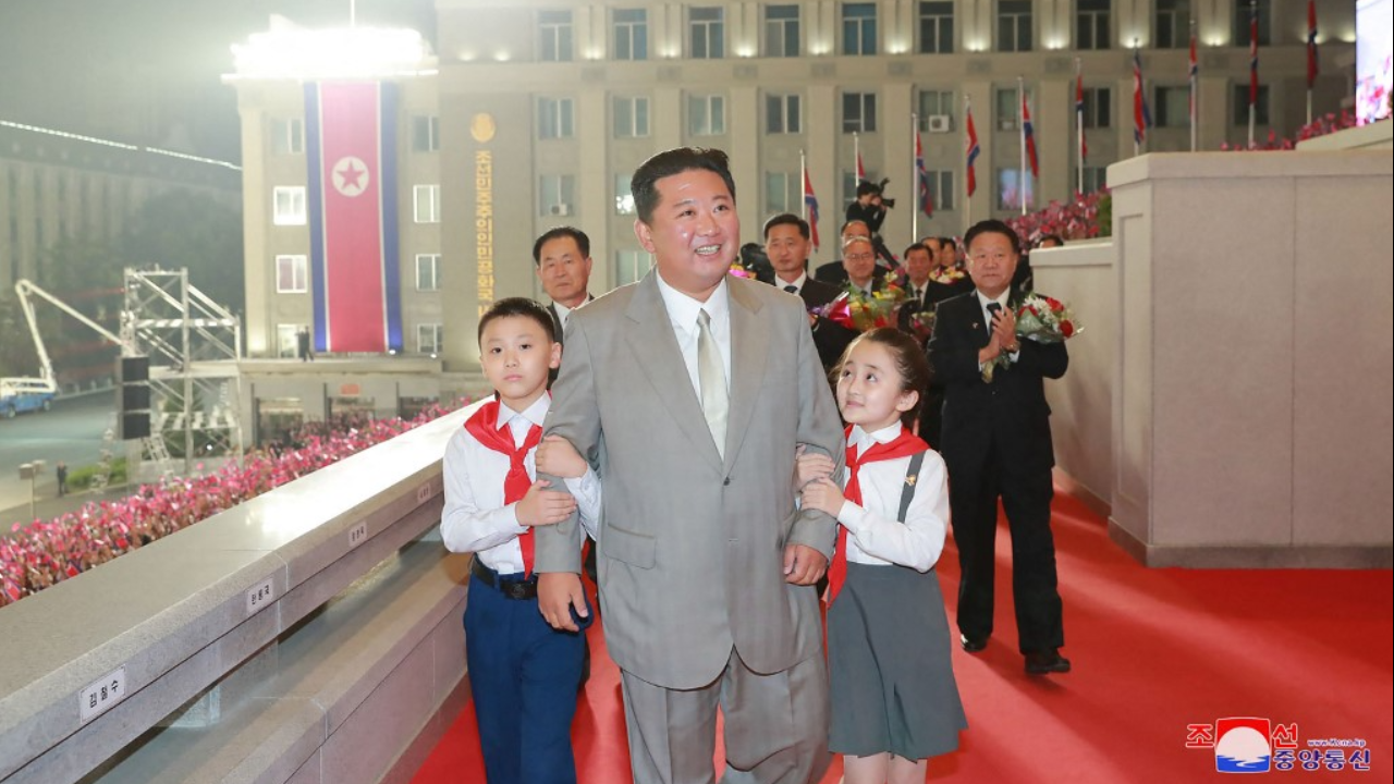 "คิม จองอึน" แต่งหล่อ ชมพาเหรดฉลองวันชาติ ครั้งนี้จัดไม่เหมือนทุกปีที่ผ่านมา