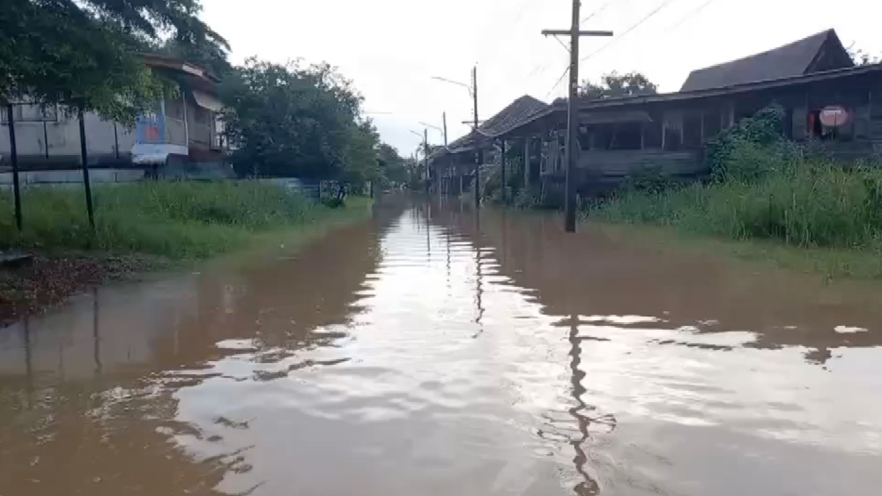 ฝนถล่มหนักต่อเนื่อง คาดตลาดเก่ากบินทร์ถูกน้ำท่วมสูง อ่วมกว่ารอบแรก