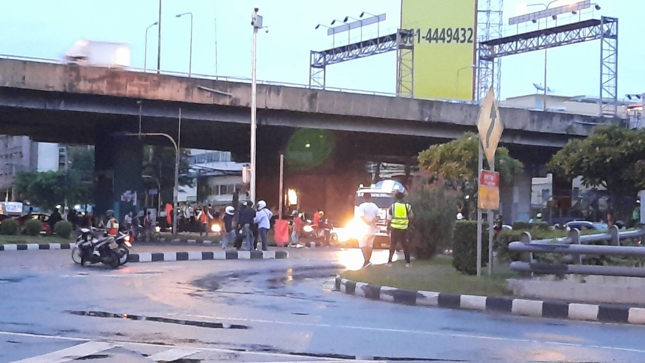  ม็อบ 10 กันยา ที่ดินแดง ผู้ชุมนุมทยอยรวมตัว มีเสียงบึมในพื้นที่ต่อเนื่อง