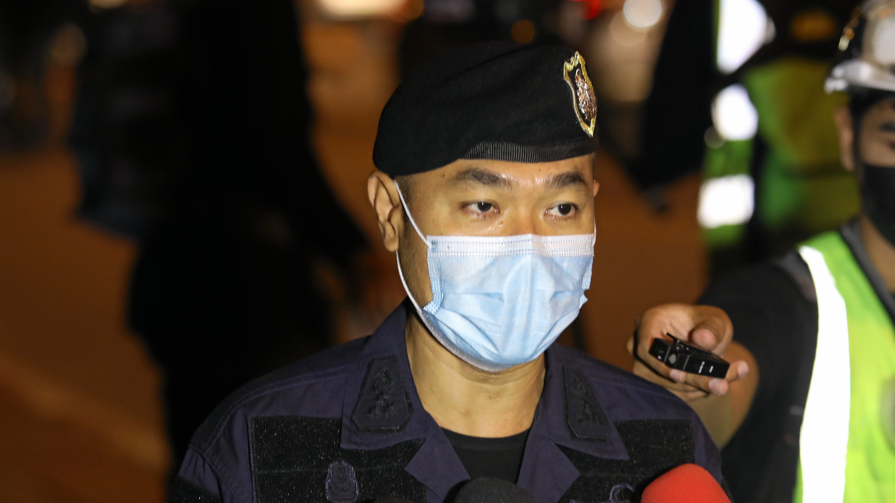 ตำรวจแจง “จีโน่” ดับไฟ ไม่ได้ทำรถคว่ำ ย้อนถามม็อบมีเจตนาอะไร ออกมาทุกวัน