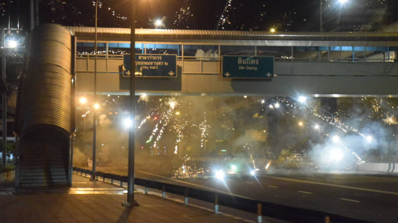 มาตามนัดทะลุแก๊ซรวมพลปะทะ คฝ.หน้ากรมดุริยางค์ทหารบก