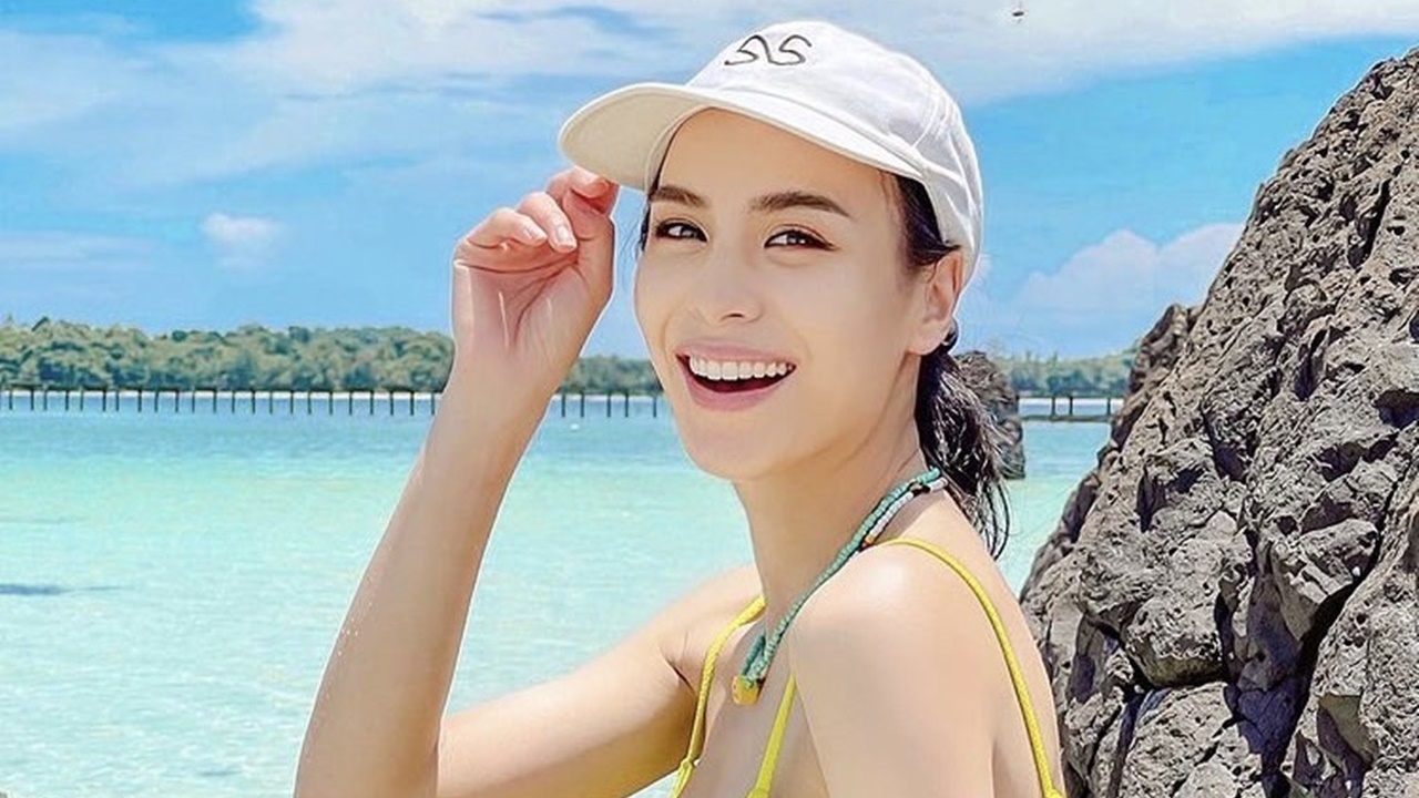 นานๆ ทีจะเซ็กซี่ รถเมล์ ใส่บิกินีสีเหลือง ยืนรับอากาศดีๆ ริมทะเล