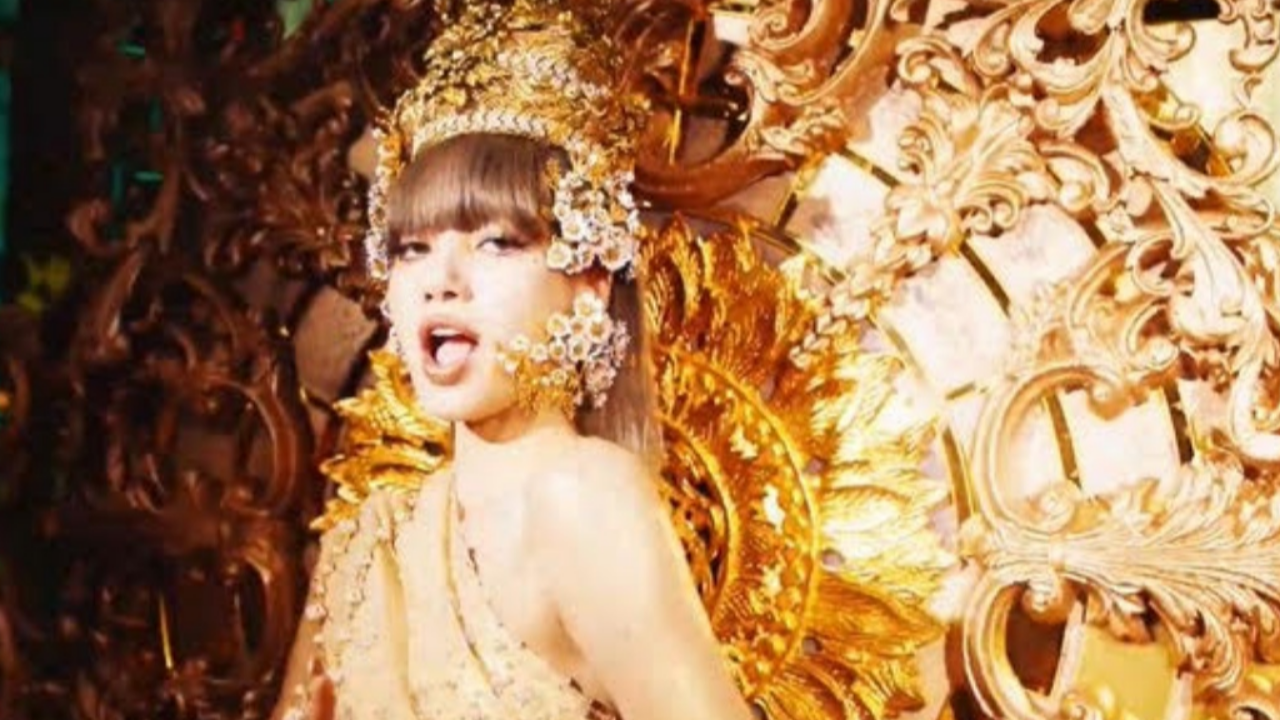 ลิซ่า สะท้านโลกแล้ว สวมรัดเกล้ายอด-สไบทอง โพลแดนซ์สุดขีด  