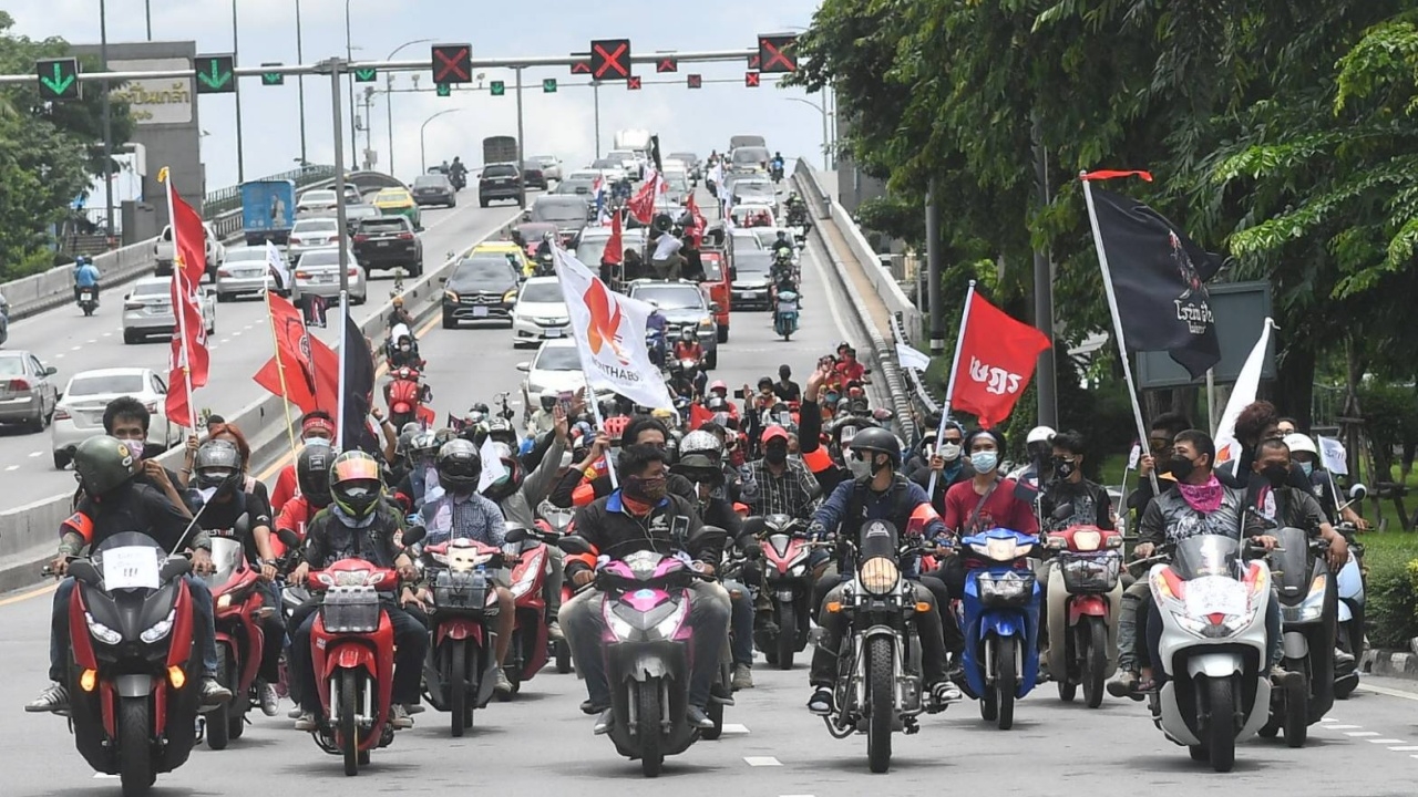 ขบวนคาร์ม็อบ เคลื่อนถึงหน้าศาลอาญารัชดา ทำกิจกรรม "ยื่นหยุดขัง"