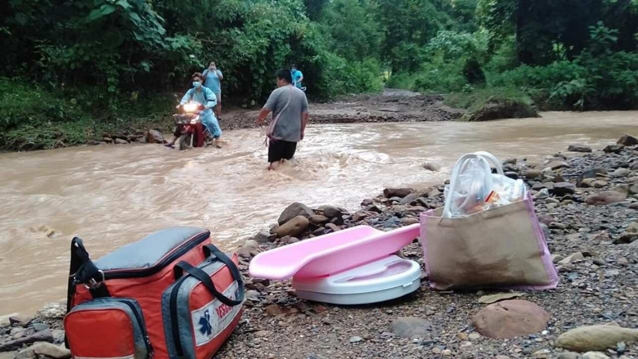 พยาบาลขี่ จยย.ลุยโคลน ฝ่าลำห้วยไปทำคลอด หมู่บ้านริมชายแดนที่แม่สะเรียง