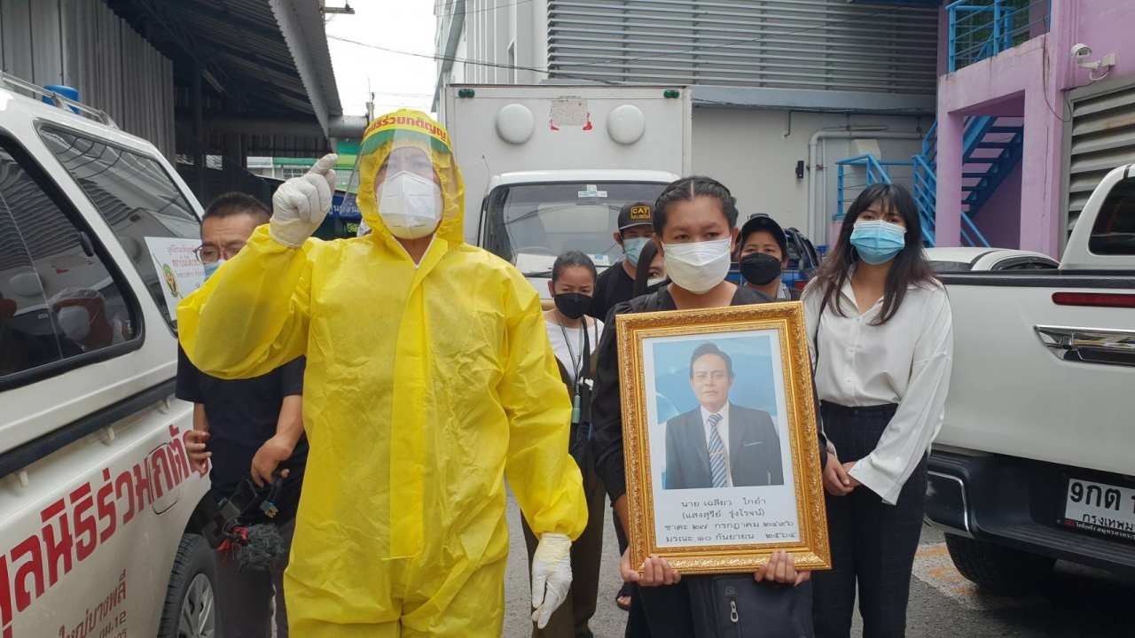 เอกพันธ์ รับศพ "แสงสุรีย์" นำไปฌาปนกิจ ก่อนจะสวดอภิธรรมกระดูกที่วัดยาง
