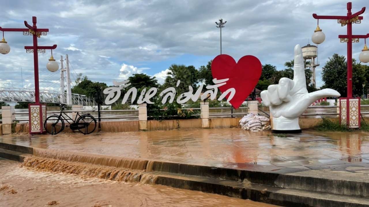นาทีนี้หล่มสักหนักจริงๆ น้ำท่วมทะลักเข้าเขตเทศบาลฯ เผยบางจุดสูง 1.5 ม. (คลิป)