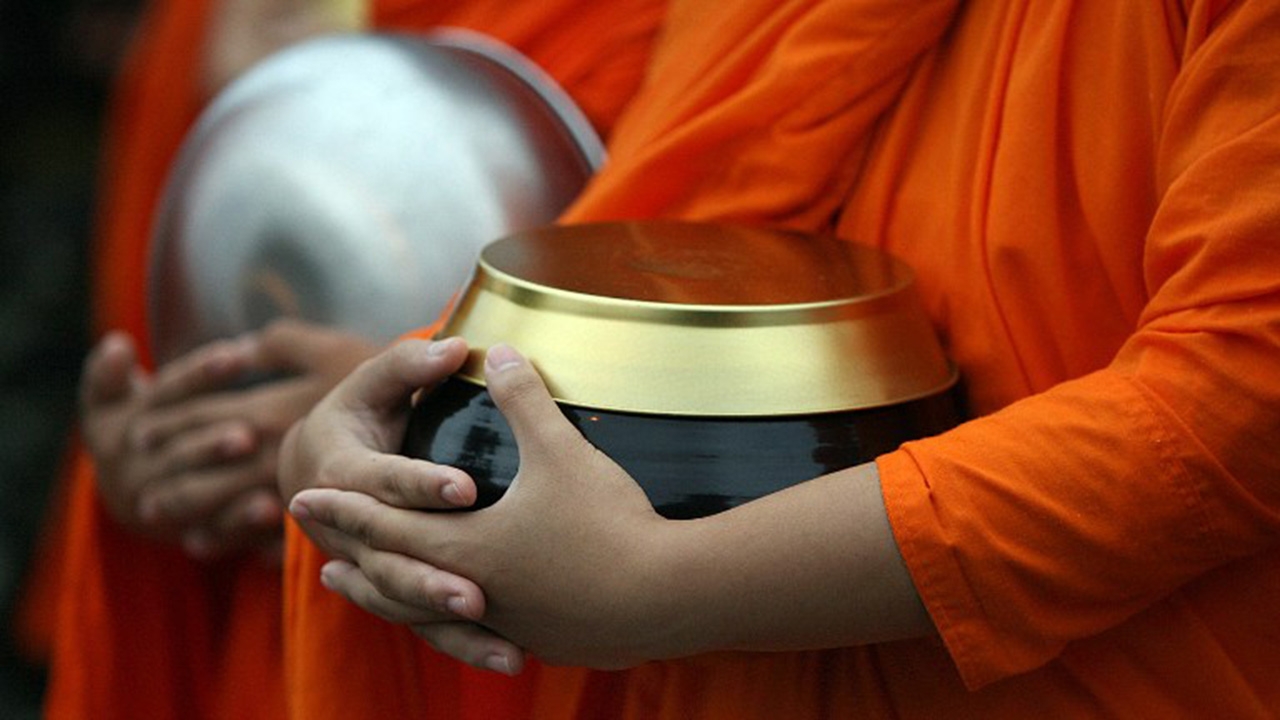 พระสงฆ์ยืนบิณฑบาตที่ตลาดจนสาย ไม่กลับวัด ชาวบ้านวอนสำนักพุทธฯตรวจสอบ