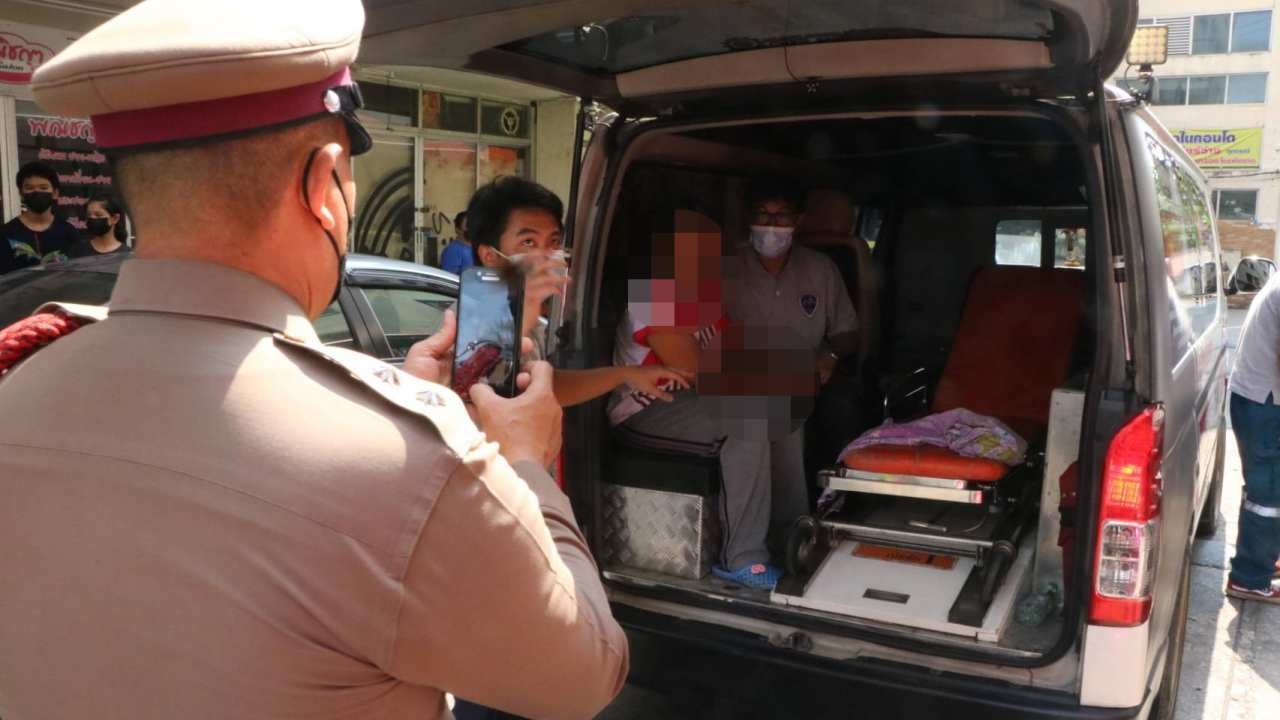 ตำรวจจับสาวใหญ่มีอาการทางจิต ไล่แทงชาวบ้านย่านเพชรเกษมเจ็บมาแล้ว 4 ราย