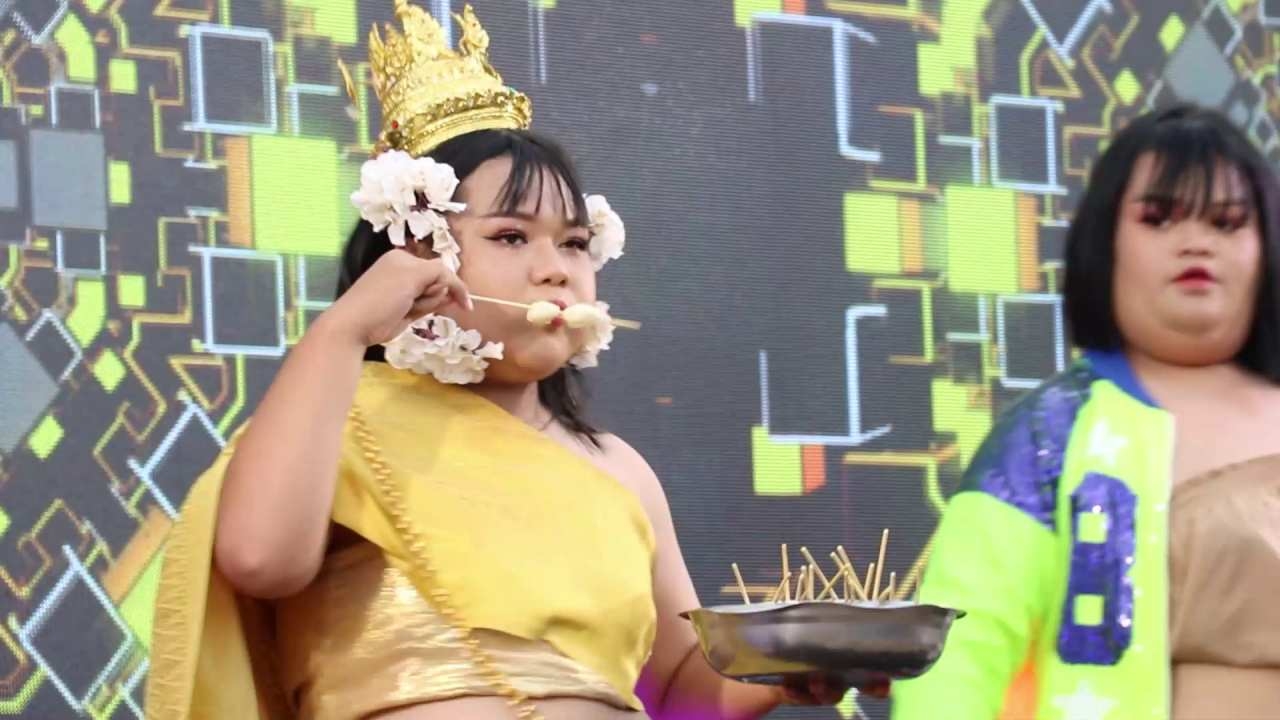 งานลูกชิ้นยืนกินบุรีรัมย์คึกคัก ลิซ่าพาปังเหลือเชื่อ ทำท่องเที่ยวตื่นตัว (คลิป)