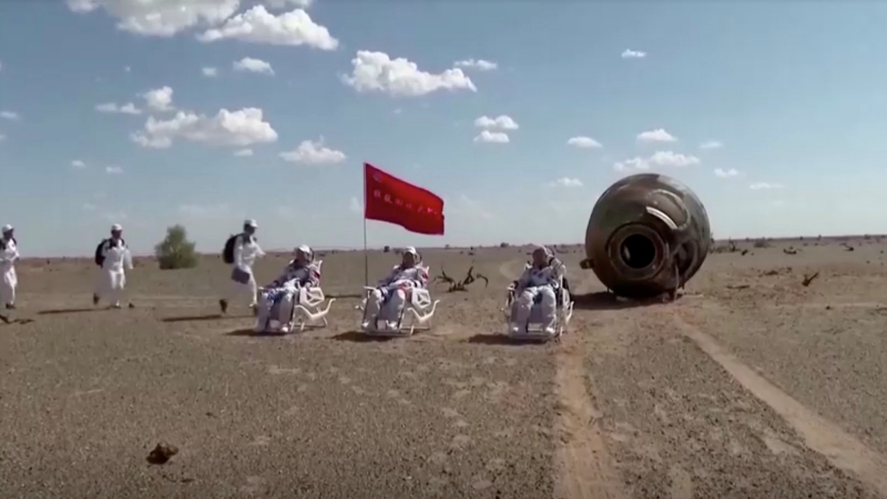 จีนเฮ 3 นักบินอวกาศกลับสู่โลกอย่างปลอดภัย