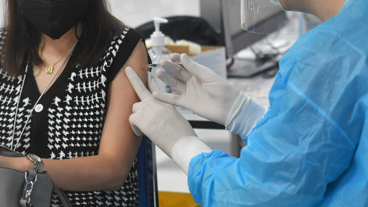 เร่งฉีดวัคซีนเข็มแรก 50% ของประชากรใน ต.ค. ใช้สูตรไขว้ซิโนแวค+แอสตราฯ