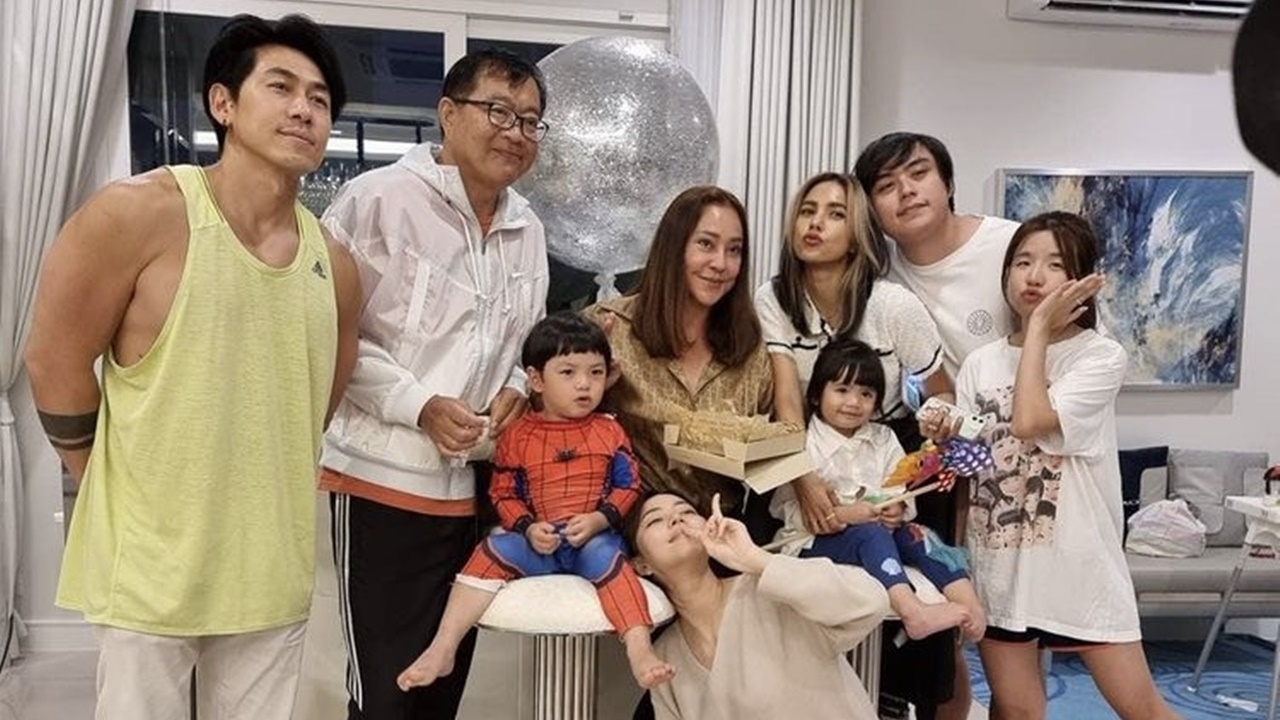 แฟนคลับดีใจ เพชรจ้า ร่วมเฟรมวันเกิดคุณแม่ นิวเคลียร์ ครอบครัวพร้อมหน้า