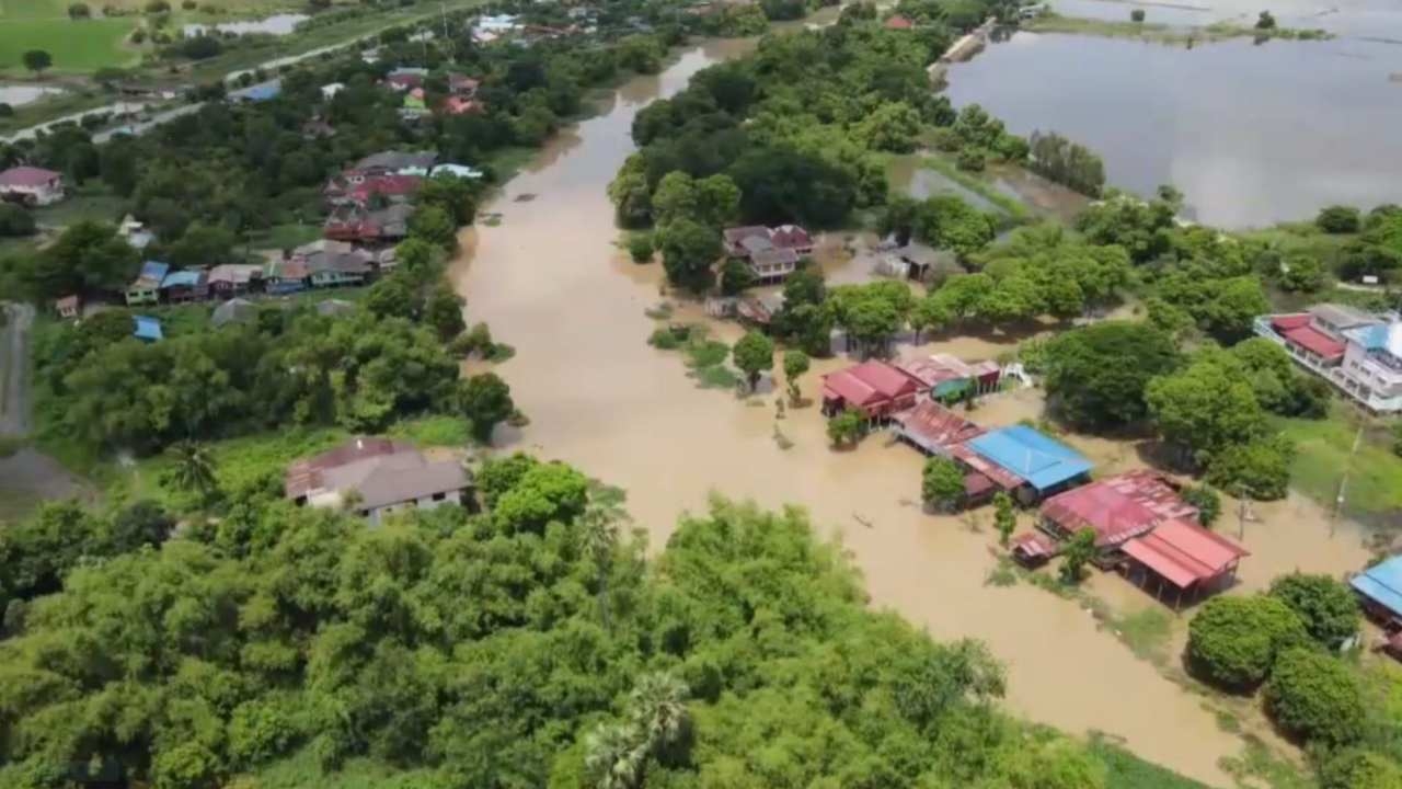 น้ำท่วมอยุธยาบางจุดเริ่มทรงตัว บ้านที่ลุ่มต่ำ ติดแม่น้ำน้อยยังใช้เรือ
