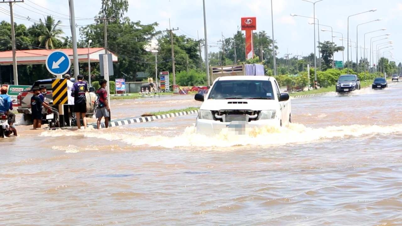 ฝนตกหนักทำน้ำป่าไหลท่วมที่พรานกระต่าย ถนนกำแพงเพชร-สุโขทัย บางจุดท่วมสูง