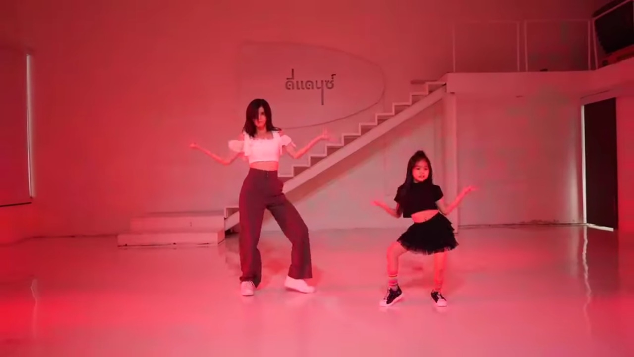 ชมความน่ารัก แม่โบว์-น้องมะลิ แท็กทีมโชว์สเตปแดนซ์เพลง LALISA (คลิป)