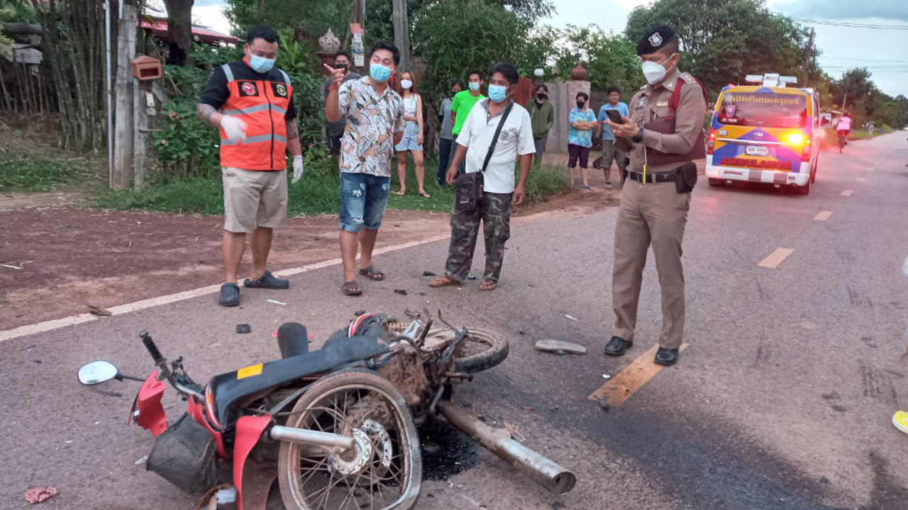 โจ๋ 19 ซิ่ง จยย.แหกโค้ง ซัดหกล้อวิ่งสวนทาง กระเด็นไส้แตกดับสยอง