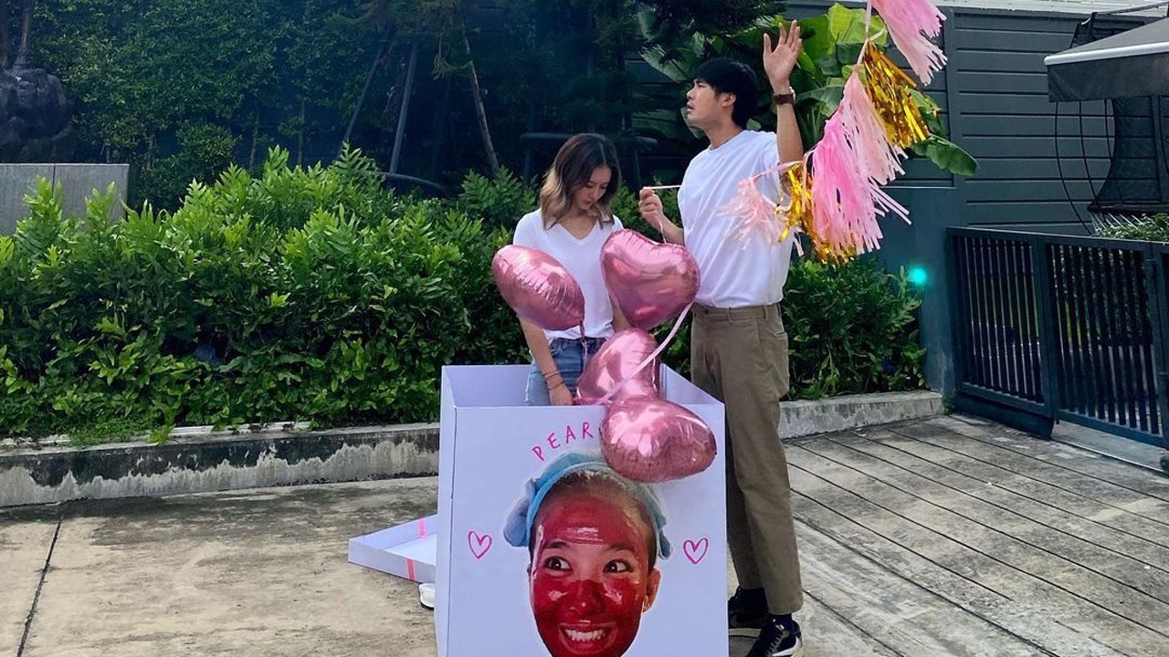 "หน่อง ธนา" เล่นใหญ่จัดกล่องของขวัญใบโตทำเซอร์ไพรส์วันเกิดให้แฟนสาวแพรวา