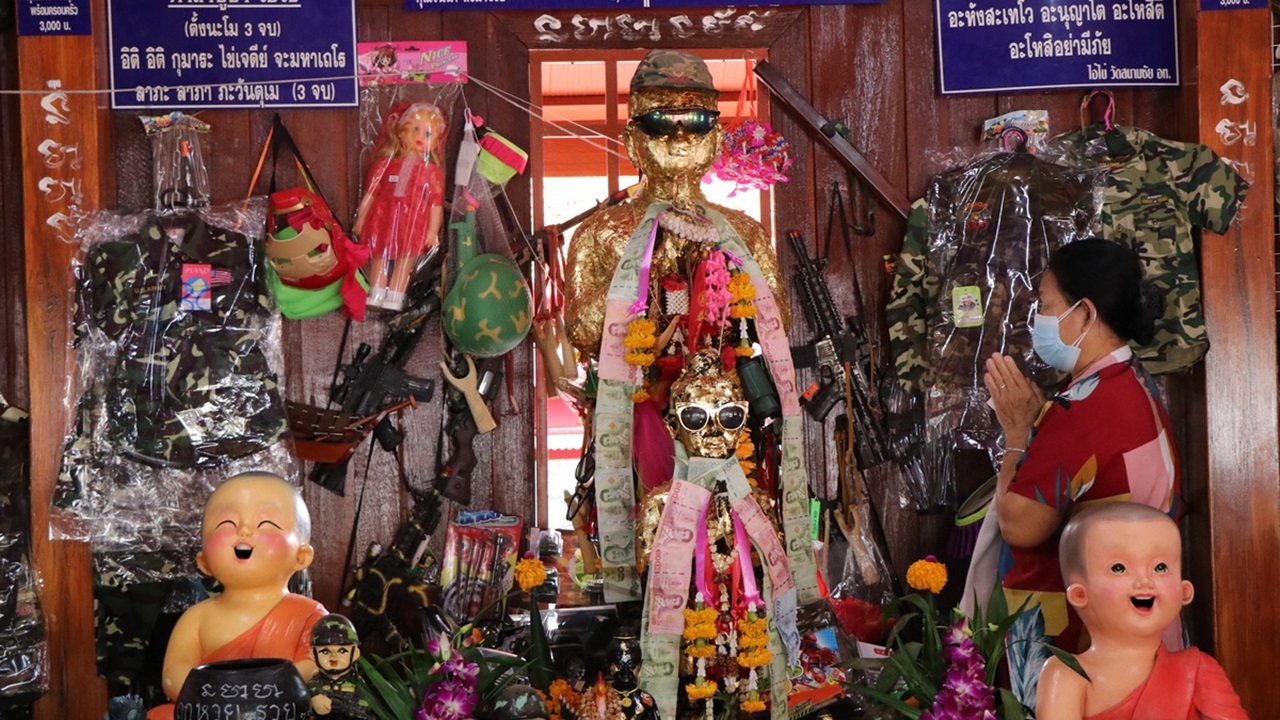 ชาวบ้านคึกคัก แห่ส่อง "เลขเด็ด" ปลายประทัดแขวนคอ "ไอ้ไข่" วัดสนามชัย (คลิป)