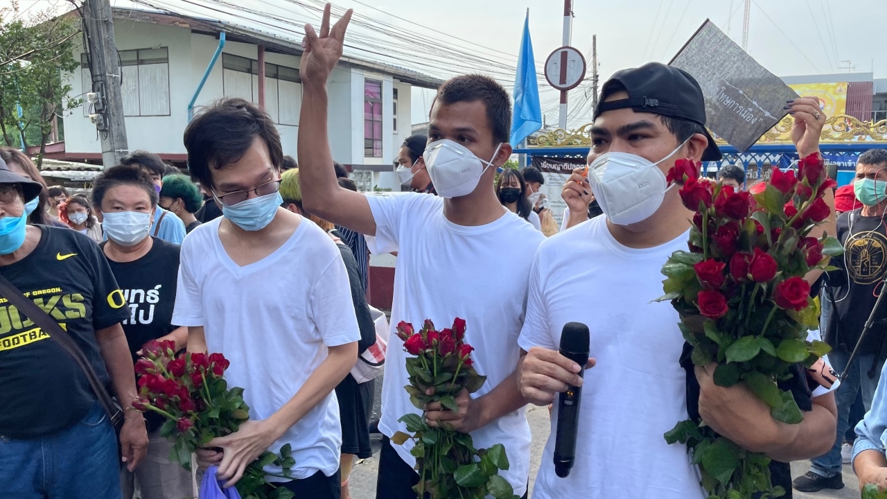 ศาลให้ประกัน 5 แกนนำ พร้อมติด EM "เพนกวิน" ติดคดีถูกถอนประกัน