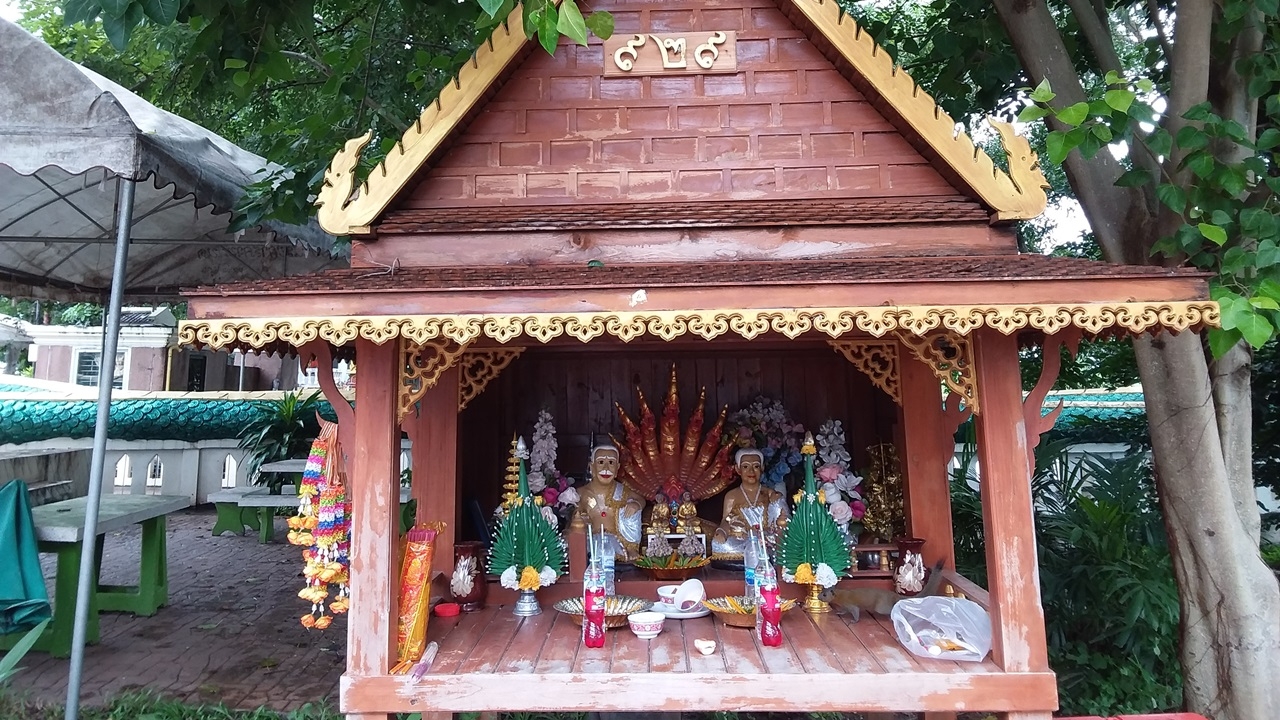 นักเสี่ยงโชคส่อง "เลขเด็ด" ลุ้น "คำชะโนด" รอคำสั่งเปิดคาดช่วง ต.ค.นี้