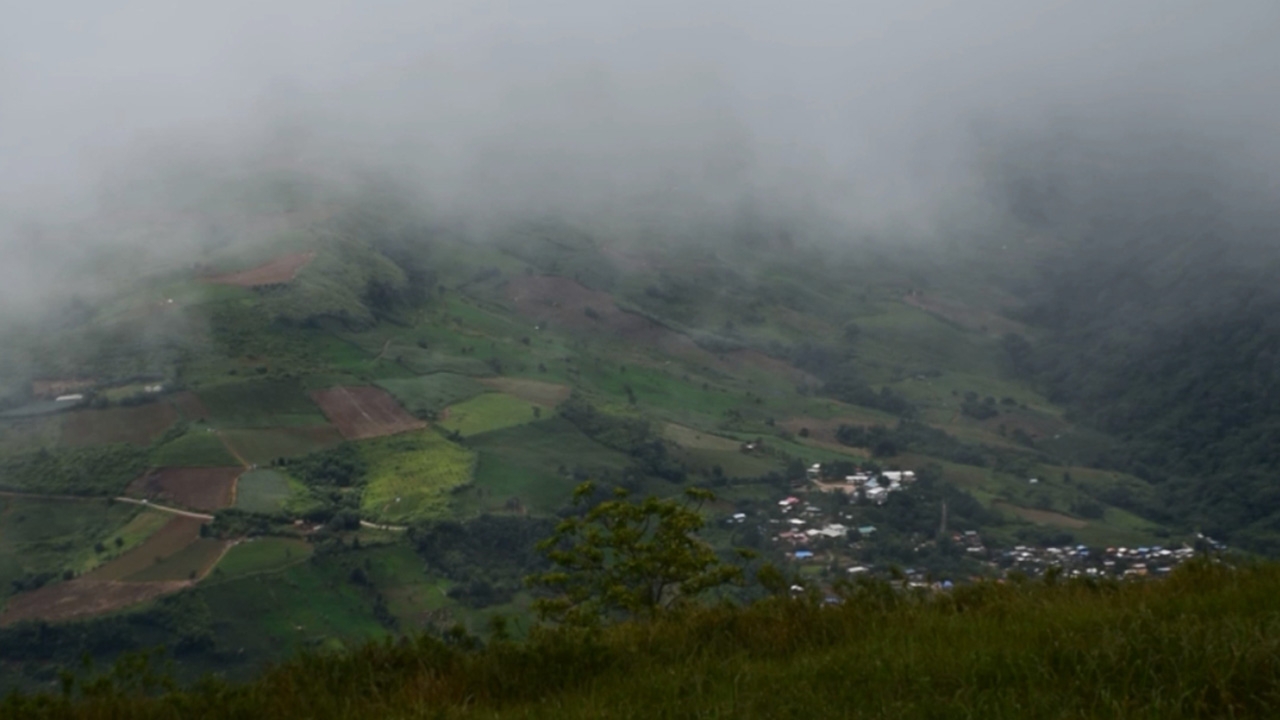 เที่ยวภูลมโล ภูหินร่องกล้า สัมผัสหมอกโอบกอดยอดเขา (คลิป)