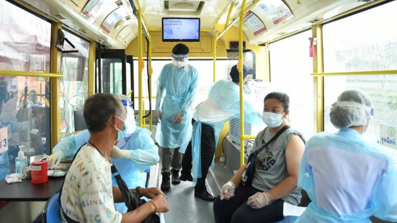 กทม. จัดรถฉีดวัคซีน BMV ให้บริการประชาชน-คนไร้บ้าน 3 จุด