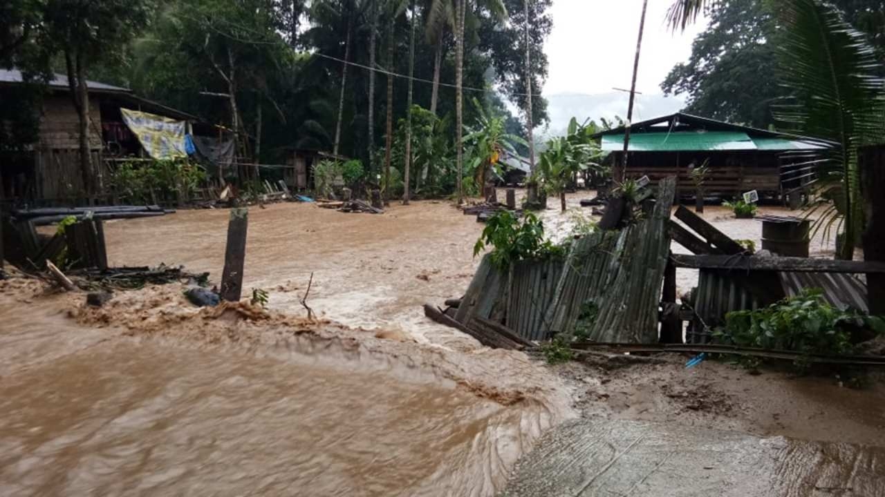 น้ำป่าไหลท่วมหมู่บ้านที่ดอยแม่สอด เตือนถนนแม่สอด-ตาก มีหินถล่มขวางบางจุด (คลิป)