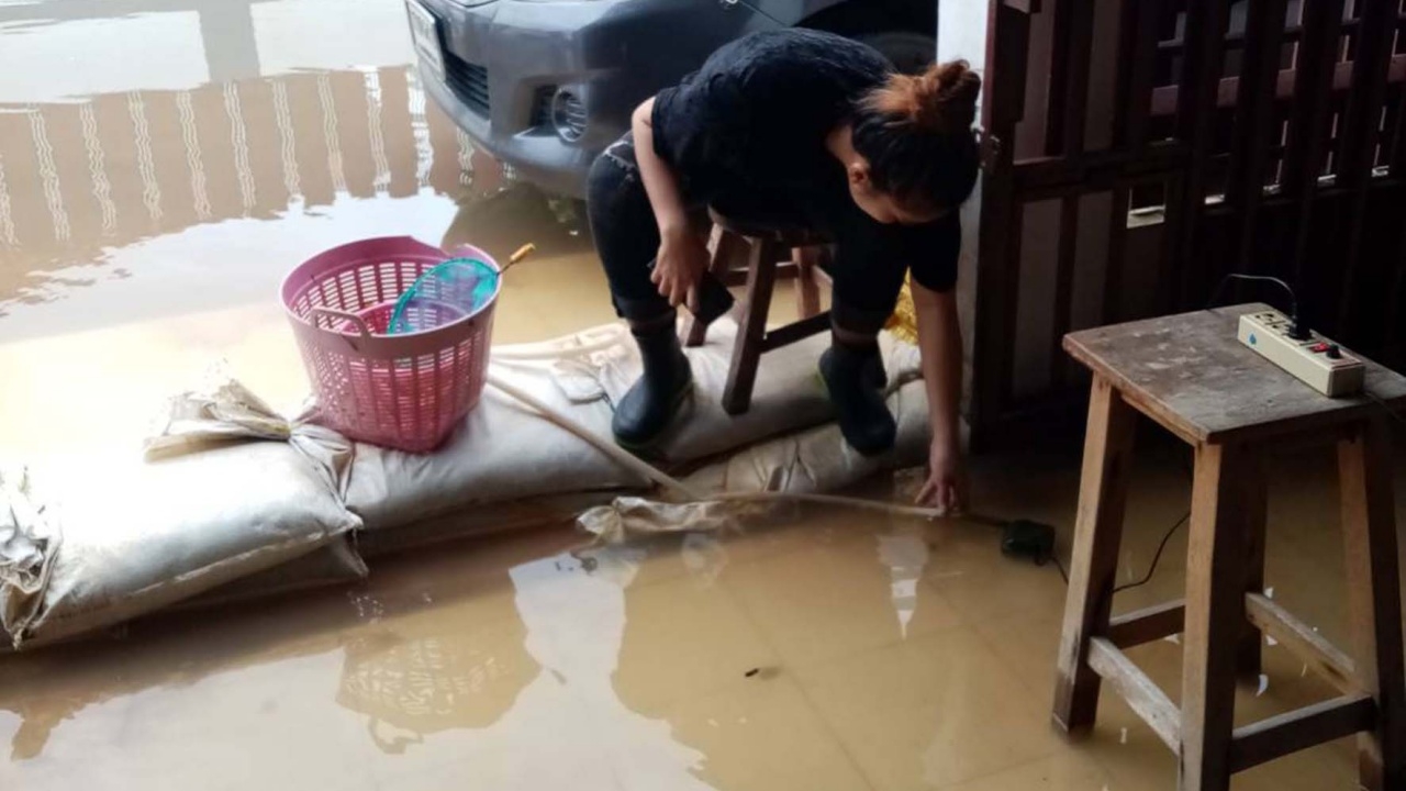 "ชาวบ้านขอนแก่น" เดือดร้อน ฝนตกน้ำท่วมขัง หลังมีการถมที่ติดหมู่บ้าน