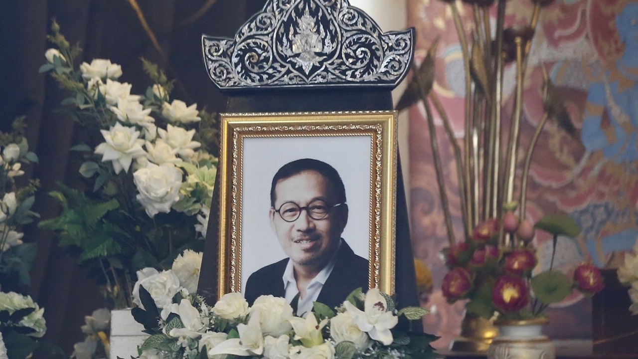 ประมวลภาพพิธีรดน้ำศพ เสนาโค้ก ครอบครัว-เพื่อนดารา สุดอาลัย