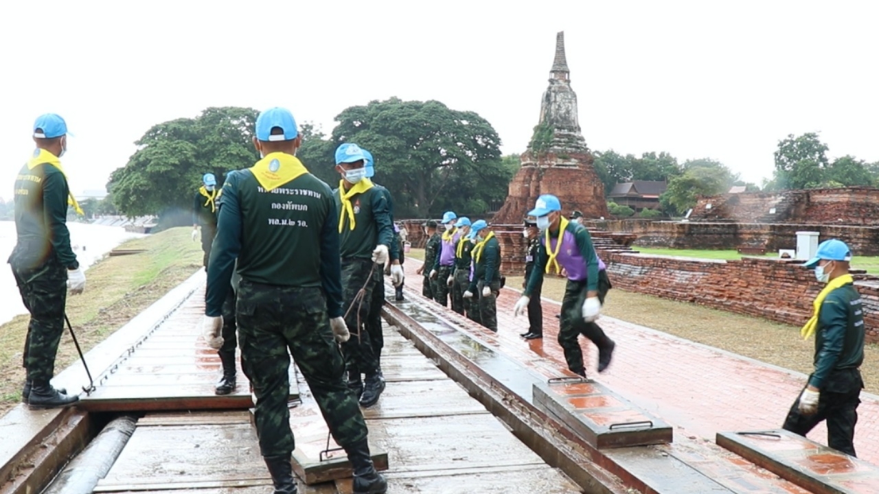 อยุธยาเตรียมรับน้ำเหนือ ทหารตั้งบังเกอร์ หน้าวัดไชยวัฒนาราม 