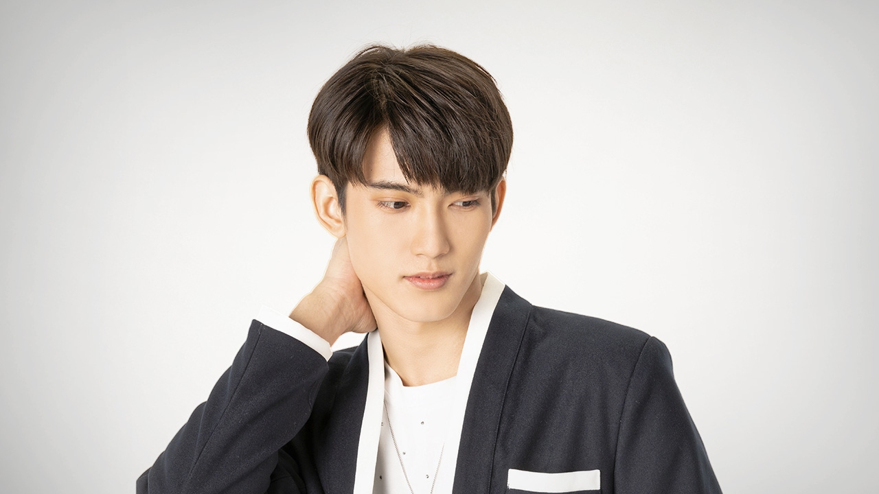 “เฟริสท์ ฉลองรัฐ” เก็บทรงไม่อยู่ อินเตอร์แฟนส่งของขวัญบ็อกซ์เซตวง BTS มาเซอร์ไพรส์