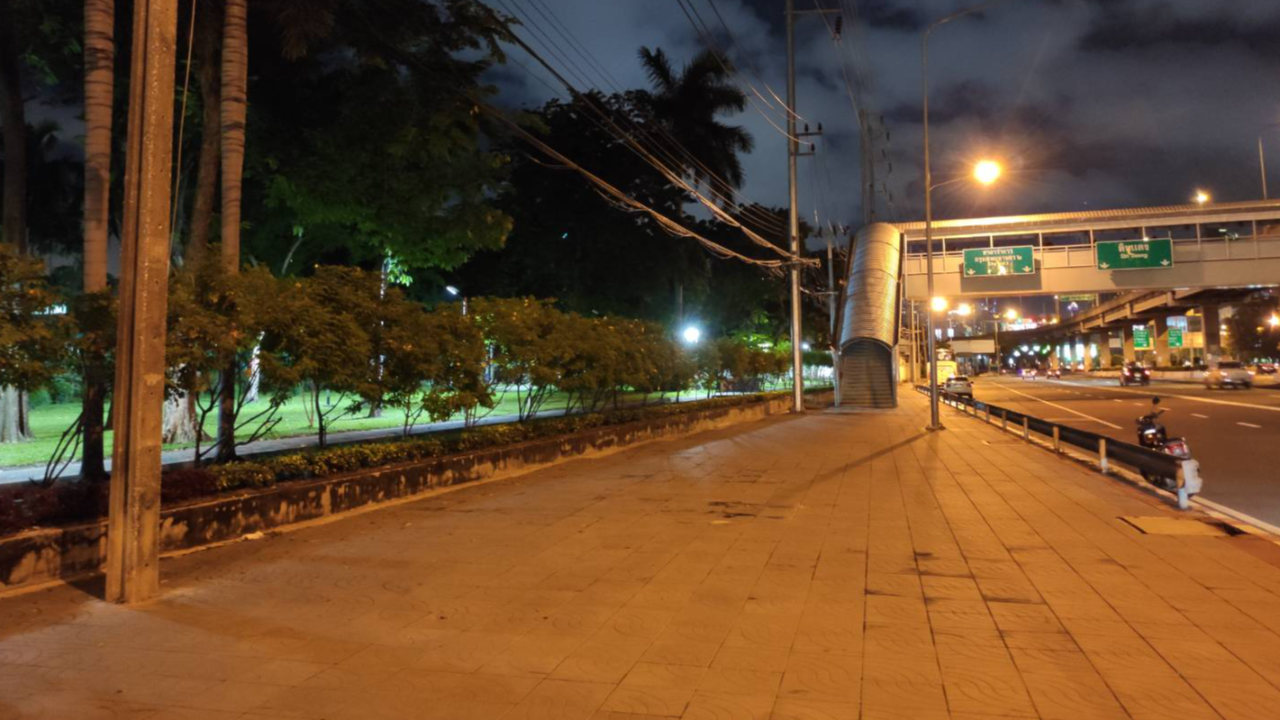 แยกดินแดงเริ่มมีรวมตัว ถ.มิตรไมตรีไร้มวลชน คฝ.วางกำลังบางส่วนบนสะพานลอย