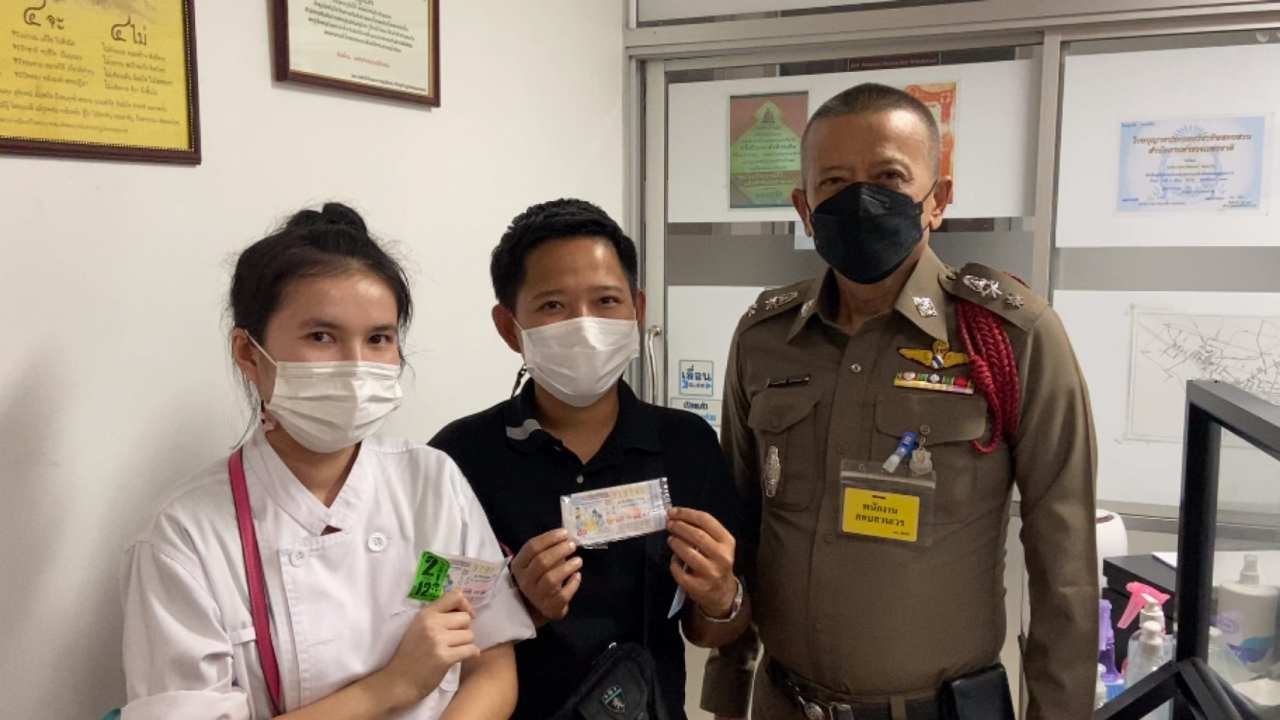 สาวหล่อบ้านบึง เช้ามีดบาดนิ้วเลือดไหลฟาดเคราะห์ บ่ายเฮงถูกหวย 12 ล้าน 