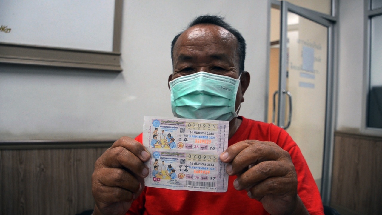   หวังแค่เลขท้าย พ่อม่ายมากับดวง ซื้อ 935 ถูกรางวัลที่ 1 รวย 12 ล้าน (คลิป)