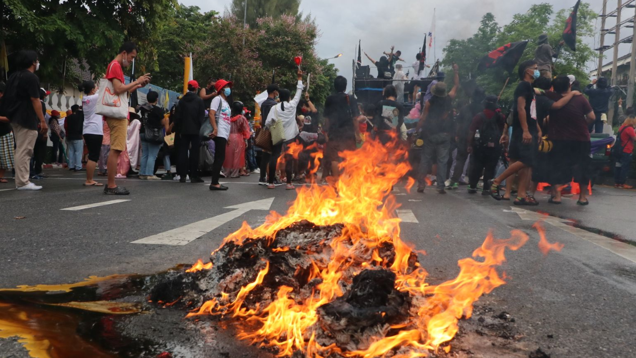 "ม็อบ 25 กรกฎา" ทำกิจกรรมเชิงสัญลักษณ์ "เผาหุ่นสมมติผู้นำรัฐบาล" (คลิป)